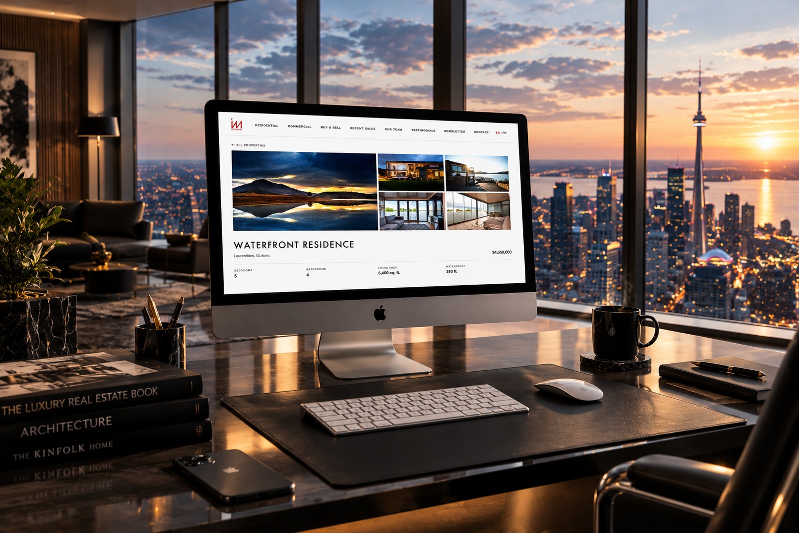Un iMac posé sur un sous-main de cuir foncé dans un bureau d’angle en hauteur au coucher du soleil, des baies vitrées et les lumières de la ville à l’arrière-plan, affichant une fiche Montria pour une résidence au bord de l’eau.